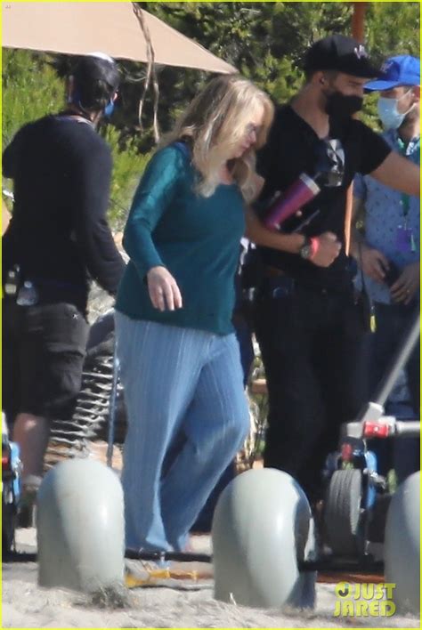 Photo New Dead To Me Set Photos Christina Applegate Pregnant 38 Photo 4659044 Just Jared