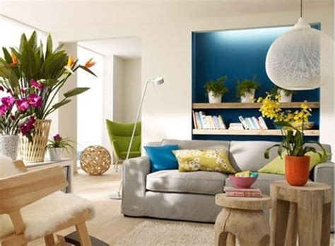 Sala de niños con libros y juguetes en los estantes. Salas Decoradas con Plantas