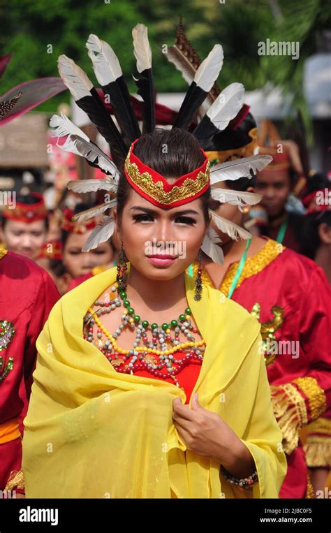 Jakarta Indonesia April 28 2013 Dayak Women From Borneo Kalimantan Wear Traditional