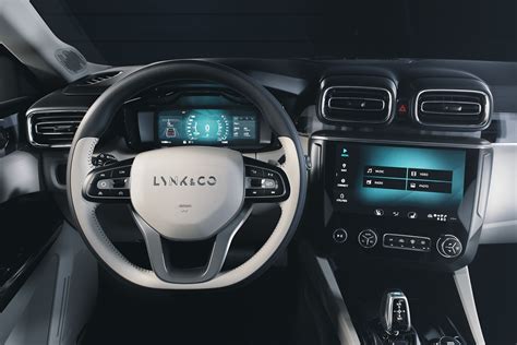 But being cheaper doesn't mean a sacrifice when it comes to design or tech; Lynk & Co komt in 2020 met plug-in hybride crossover voor ...