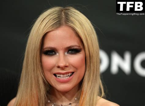 Avril Lavigne Flaunts Her Tits At The 51st Annual Juno Awards 6 Photos