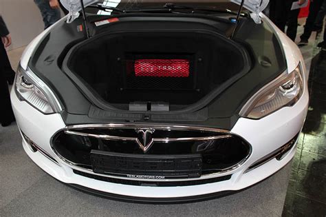 Elektroauto Tesla Model S Auf Der Cebit Hannover 2015 Motorraum Mein