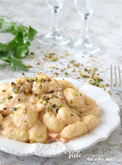 Unire il salmone tagliato a pezzetti piccoli, alzare la fiamma e sfumare con il vino bianco. GNOCCHI AL SALMONE E PISTACCHI #valecucinaefantasia ...