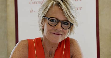 Ses fans ont en effet pu découvrir un cliché de l'animatrice depuis le salon de coiffure, les cheveux partiellement recouverts d'aluminium. Sophie Davant rayonnante au festival Plumes de Stars ...