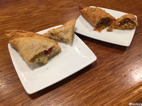 Las palomas es un buffet de tapas, abierto cada día desde las 8 a la medianoche, situado en una posición muy céntrica justo enfrente de la basílica del pilar y cerca de la seo. 6 sitios donde comer bien, típico y a precios baratos en ...