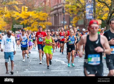 I Corridori Passano Attraverso Harlem A New York Vicino Al Segno Di 22