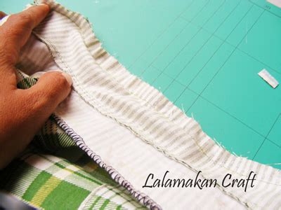 Dengan cara inilah akan membuat baju terlihat lebih rapi dan lebih mudah untuk dipasangkan lubang untuk kancing baju. Creativity Tutorial: Membuat Kerah Koko (Shanghai)