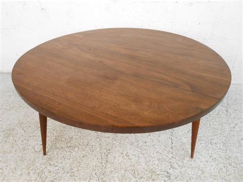 A sculptural round coffee table that will make your decor all the buzz. Mid-Century Modern Small Round Coffee Table at 1stdibs