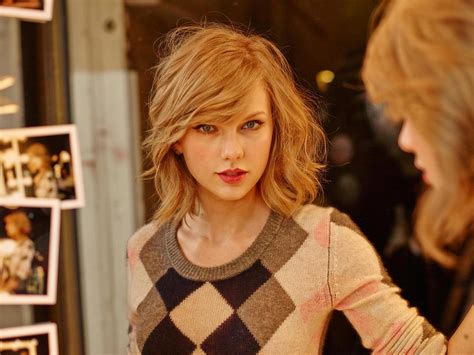 Wallpaper Wanita Model Rambut Panjang Penyanyi Taylor Swift Mode