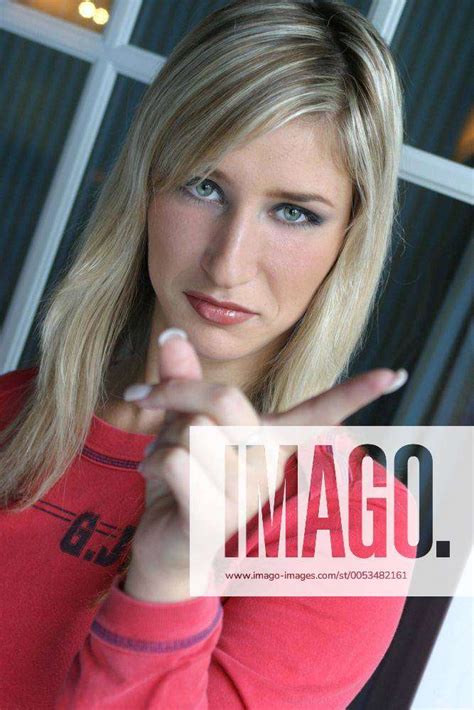 Blonde Frau Mit Erhobenem Zeigefinger Blond Woman Holding Up Index Finger Blws020809