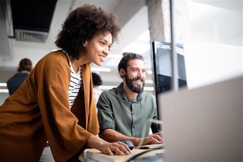 Empresa Exitosa Con Trabajadores Felices Concepto De Oficina De