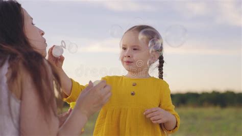 Kleine Kindertochter Bläst Seifenblasen Mit Ihrer Mutter Happy Family Park Fröhliches Mädchen