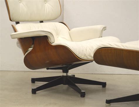Choose from 118 authentic charles and ray eames lounge chairs for sale on 1stdibs. Vintage white lounge chair by Charles Eames for Herman ...