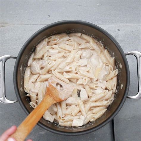Making this one pot chicken fajita pasta recipe is simple. from Tasty (those Facebook videos): One Pot Chicken ...