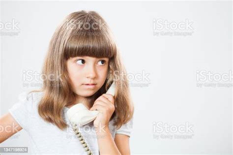 전화를 사용하는 어린이 6 7 살에 대한 스톡 사진 및 기타 이미지 6 7 살 갈색 머리 듣기 Istock