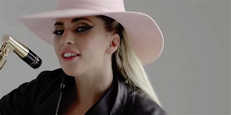 Five foot two movie reviews & metacritic score: Lady Gaga lança teaser de novo documentário e nos dá uma ...