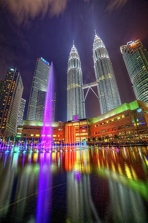 While the views from this famous kl landmark are fantastic, there petrosains kuala lumpur is divided into 11 main interactive showcases that can be done in any order. Suria Klcc Petronas Twin Tower Light And Water Show ...