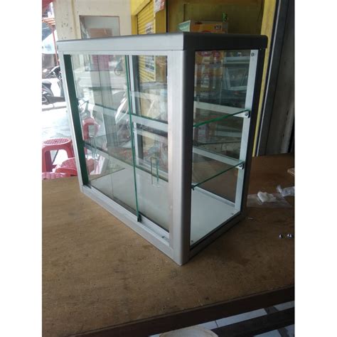 Etalase bisa berbentuk lemari kaca seperti di toko kue, kotak berkaca di museum atau toko perhiasan, serta tempat memamerkan barang atau pakaian model baru yang etalase kecil. Harga Lemari Etalase Kaca Aluminium | Kitchen Ideas