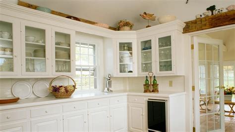 It can be a big job, so don't try to do it all at once. What Can You Use to Decorate Above the Kitchen Cabinets ...