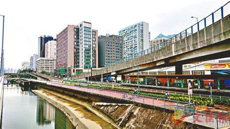 西面有 青山 ，東面有 九徑山 ，係一條狹長嘅地方。. 【聚焦港珠澳大橋】車旺人旺 屯門活化急增 - 香港文匯報