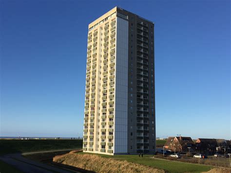 Das büsumer hochhaus steht direkt am büsumer deich und bietet einen traumhaften blick auf die nordsee und die neue familienlagune perlebucht. 1-Zimmer Eigentumswohnung in Büsum im Verkauf