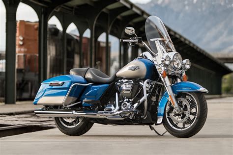 With this motorcycle, the there are two bikes under harley's harley davidson road king overview : 2018 Harley-Davidson Road King Motorcycle UAE's Prices ...