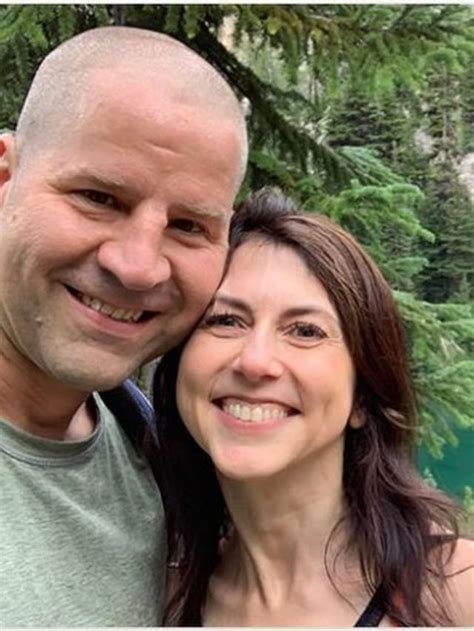 Dan jewett wife, mackenzie scott. La nueva vida de Mackenzie Scott, la exmujer de Jeff Bezos ...