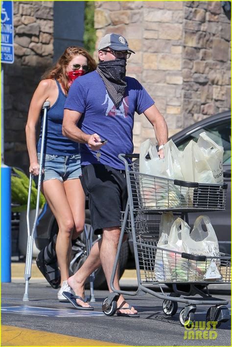 Jon Hamm S Girlfriend Anna Osceola Joins Him At Supermarket Uses