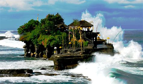 It is home to the ancient hindu pilgrimage temple pura tanah lot (literally tanah lot temple. Wisata Pantai Pura Tanah Lot, Tabanan, Bali - WisataTok