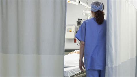 Las Autoridades Indonesias Responden Después De Que La Enfermera Se Quita El Epp Para Tener