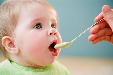 Kini bayi anda sudah mulai mengonsumsi makanan padat, dan tak jarang pengalaman ini menjadi penuh tantangan. Walau Umur Bayi Dah Cukup 6 Bulan, Tak Perlu Tergesa-Gesa ...
