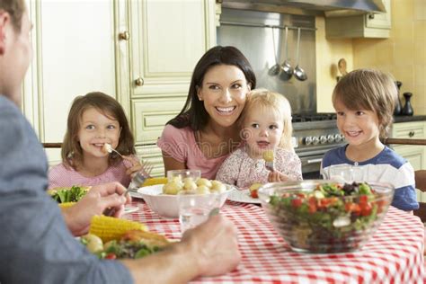 Grands Parents Et Petits Enfants Mangeant Le Repas Ensemble Dans La
