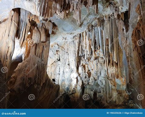 Stalactites Et Stalagmites Dans Une Grotte Karstiques Photo Stock