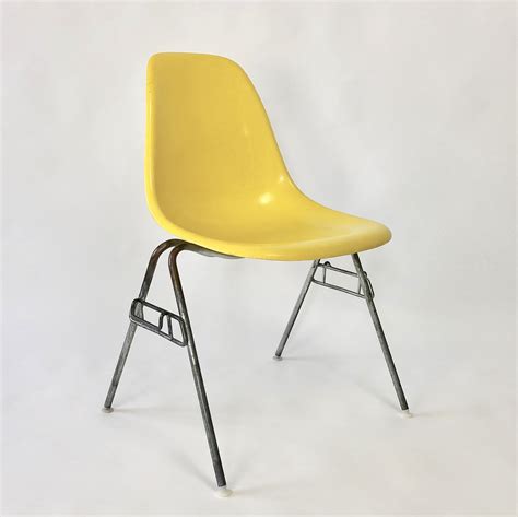 At that time, consumers had a choice of eleven standard shell colors. DSS Fiberglass dining chair by Charles & Ray Eames for Herman Miller, 1960s | #95745