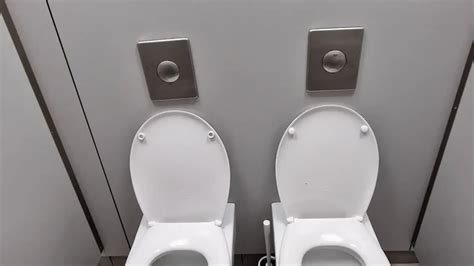 Un cliente no da crédito al ver dos inodoros juntos en un baño de Ikea