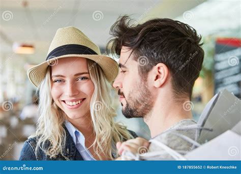 Jeunes Couples Shopping Dans Le Centre Commercial Photo Stock Image