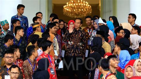Ibunya jokowi saat itu masih muda, belum pengalaman mengurus bayi. Jokowi Menyebut Anak Muda Saat Ini Sudah Berani Ejek Orang ...