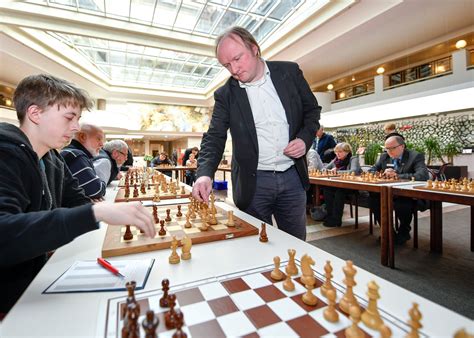 Schachgroßmeister Zu Gast In Der Sparkasse Mülheim An Der Ruhr
