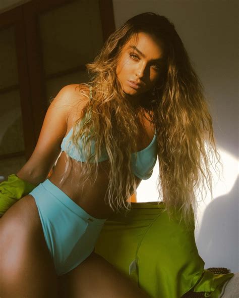 Sommer Ray Strips Down To Tiny Bikini Flaunts Snatched Body While