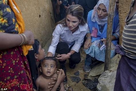 Queen Rania Of Jordan Visits Refugee Camp In Bangladesh Daily Mail Online