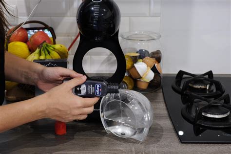 Verser un mélange d'eau froide (1 l) et de bicarbonate de soude (3 cuillères à café) dans le réservoir de votre cafetière. Détartrage Dolce Gusto : quelle méthode suivre pour y ...