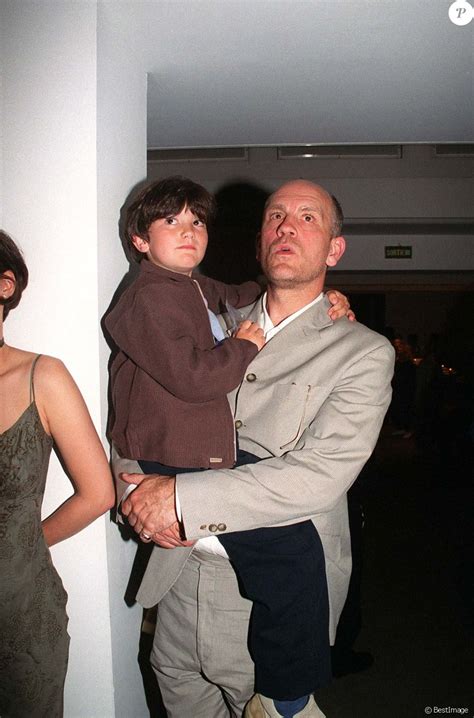John Malkovich Et Son Fils Loewy à Paris En 1999 Purepeople