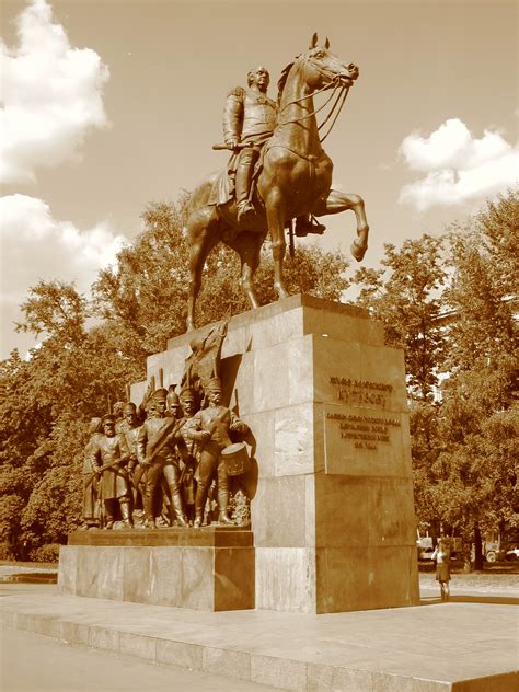 La crise politique en biélorussie s'est vite transformée en un front opposant à nouveau la russie et l'occident. Une statue de général russe proche du musée de la grande ...