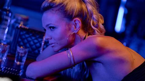 Cassandra cassie thomas (mulligan) is the eponymous promising young woman. Promising Young Woman: Carey Mulligan, Emerald Fennell on ...