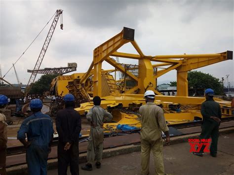 Crane Accident At Visakhapatnam Hindustan Shipyard Tv9 Video