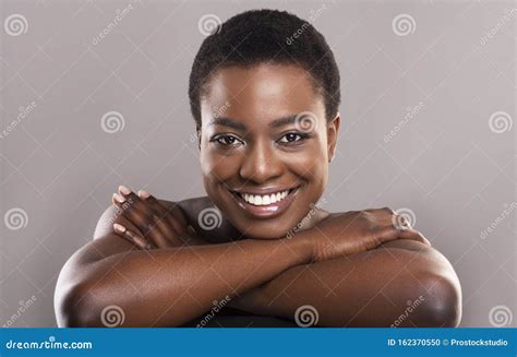 Belle Femme Noire Nue à La Peau Impeccable Et Charmant Sourire Photo