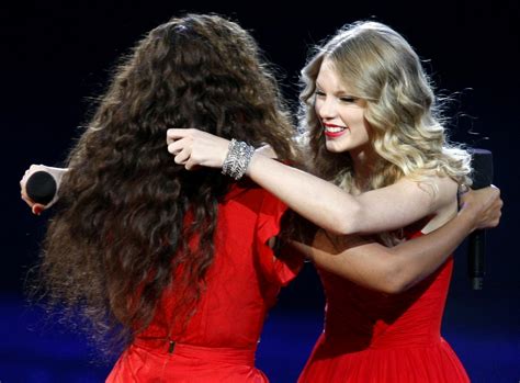 Cmas Beyonce Giving Taylor Her Moment Taylor Swift Photo 19695958