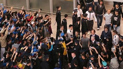 Foto Ratusan Fans Tiongkok Serbu Messi Sampai Ke Hotel