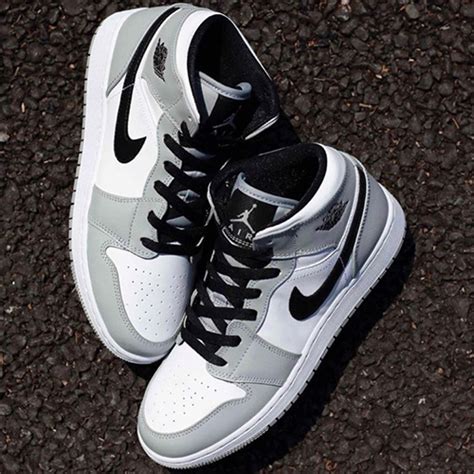 The air jordan 1 continues to have a profound impact in the sneaker world. Nike｜DIORコラボを彷彿とさせる Air Jordan 1 Mid "Light Smoke Grey" が登場!抽選