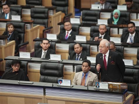 Perkara 152 perlembagaan persekutuan menjelaskan bahawa bahasa melayu yang dikenali juga sebagai bahasa malaysia adalah bahasa rasmi yang tidak boleh dipertikai fungsi dan peranannya sebagai bahasa kebangsaan. Portal Rasmi Parlimen Malaysia